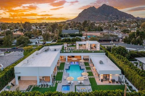 South Scottsdale House | Old Town Scottsdale Luxury Villa - Heated Pool, Spa, Rooftop Deck, Sauna, Speakeasy