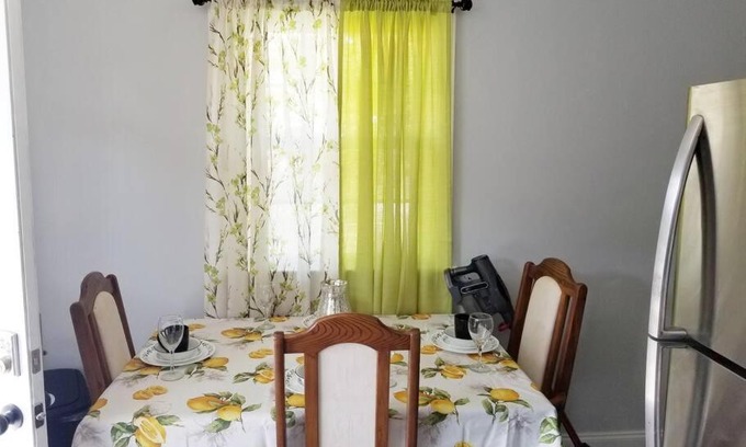 Norfolk House | Older upgraded Cozy Duplex B