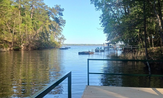 Abbeville House | Ole Blue's House-AL Lake rental for fishing, boating, & relaxing. Dog friendly!