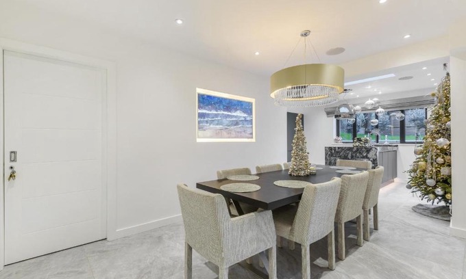 Cray Valley East Villa | OLIVE - London - Kent & 7 Seater Hot Tub