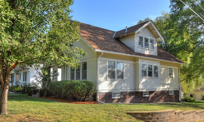 Aksarben - Elmwood Park House | Omaha Mid-Town Beauty w the charm, amenities & hospitality u are looking for!