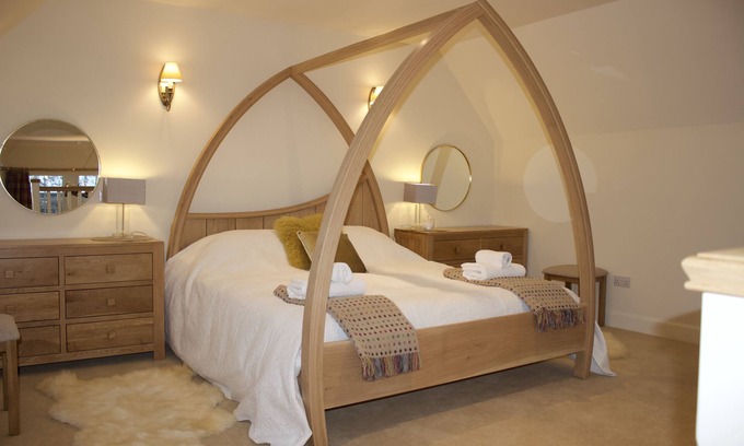 Ford House | On a private hill farm estate. Set in stunning scenery close to the coast.