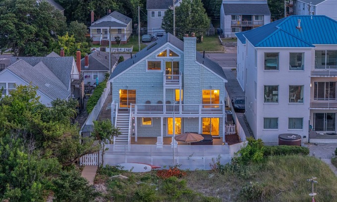 Bayview House | On Beach 3BD+Loft: Sauna|HotTub|Billard|FencedDeck