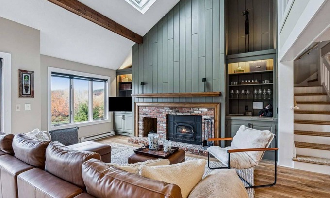 Quechee Condo | On Golf Course, Fireplace, Views! - Landmark 1C