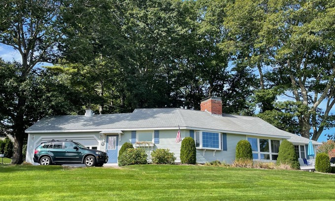 Kennebunk House | On golf course & walk to the beach! June 27th -July 4th just. opened up!