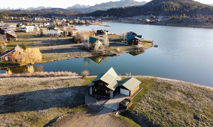 Lake Hatcher Park Cabin | On Lake Hatcher. Fish and kayak right from home. Hot Tub.