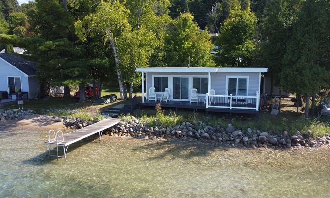 Beulah Cottage | On Shore Of Spectacular Lake