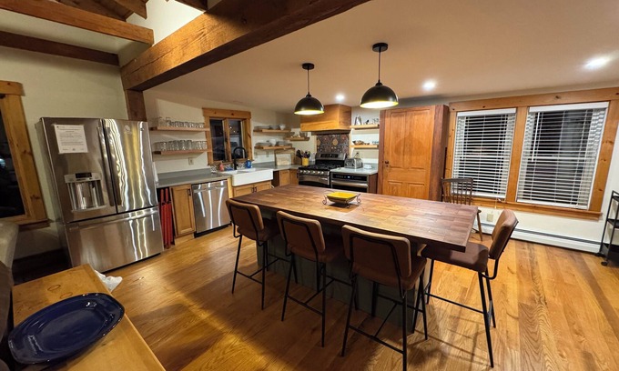 Ludlow House | On Shuttle, LIMITED PARKING, Hot Tub, Game room, NEW Dining/renovated Kitchen