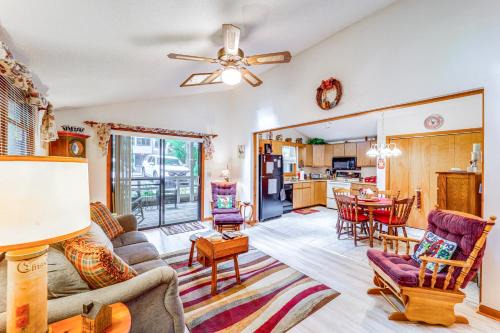 Newland House | On-Site Lake and Pool Access Cabin in Newland!