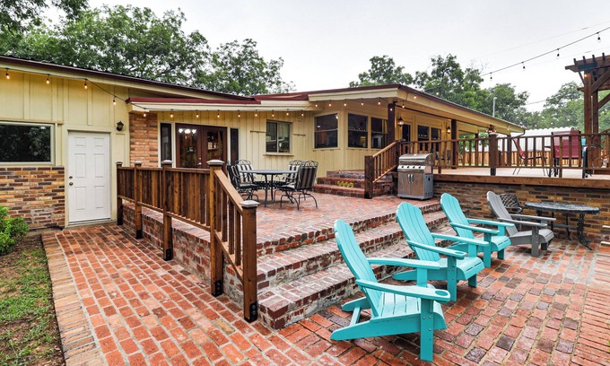 Dennis House | On-Site River Access: Fishing Retreat in Granbury!