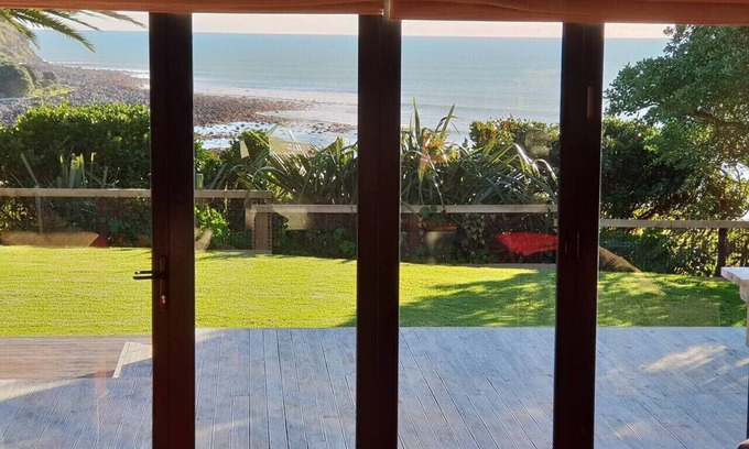 Raglan House | ON THE ROCKS , Whale Bay