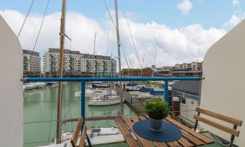Seafront Apartment | On the Water with Free Parking - By My Getaways