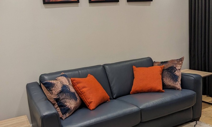 Ealing Apartment | One Bedrm|Open Plan Living|5 min to subway|250Mbps|Workspace|Netflix|Smart Locks