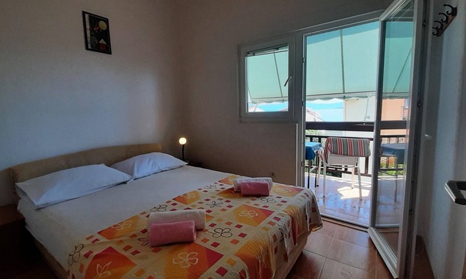 Blato Apartment | One bedroom apartment with balcony and sea view Živogošće - Blato, Makarska (A-23922-c)