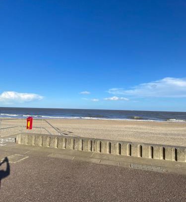 Lowestoft Apartment | One Bedroom Apartment Near The Beach in Lowestoft by Eason Stays, Ideal For Weekend Getaways & Business Travellers - with Free parking!