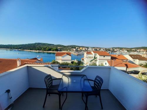 Jezera Apartment | One bedroom apartment on the beach Zaratic Jezera