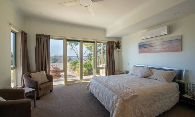 Emu Bay Apartment | One Bedroom Apartment with Sea Views.