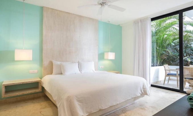 12th Street Condo | One bedroom Condo-WIFI and a Beautif Rooftop with amazing Pool!