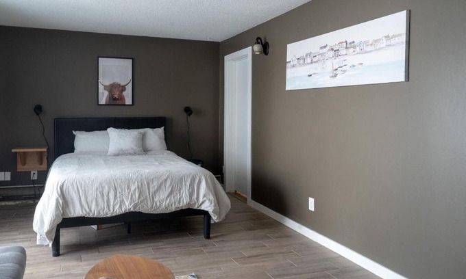 Southwest Edmonton Apartment | One Bedroom Condo Near Whyte Ave