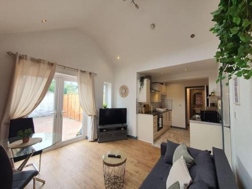 Roath Apartment | One Bedroom Private Garden Apartment BY PROPERTY PROMISE