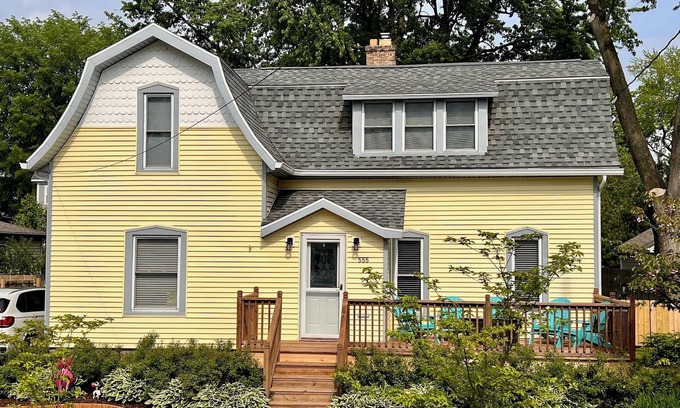 South Haven Cottage | ONE Block From The Beach and Kids' Corner! Walk to Town! Sleeps 10+ Big Backyard