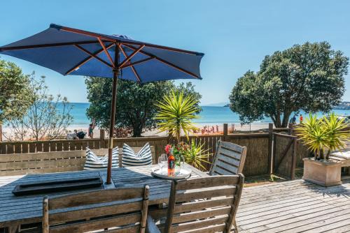 Onetangi House | Onetangi Waterfront Bach - Coast & Country