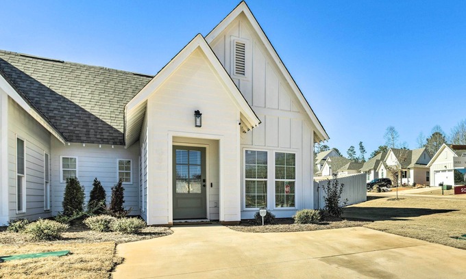 Opelika House | Opelika Townhome w/Central A/C + Heating!