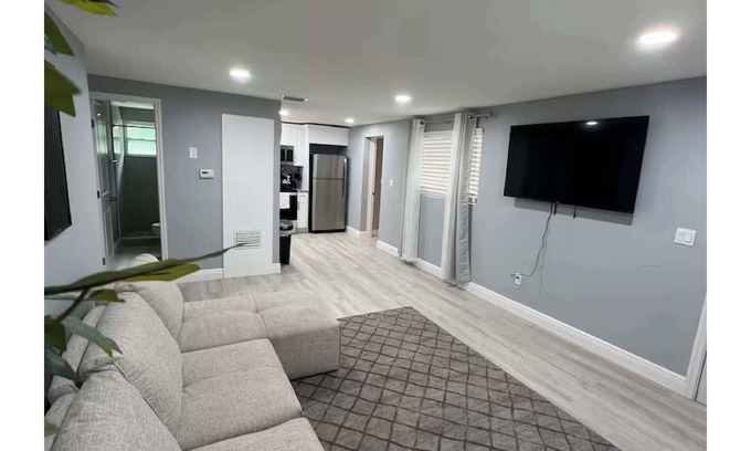 Old Grove House | Open Home Suites - 3 bed 1 bath