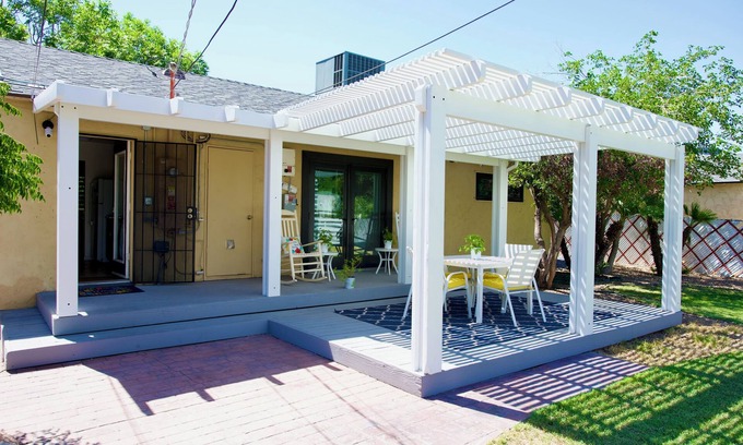 Rancho Oakey House | Opuluxe Melville 3BR Vista w/Fire pit