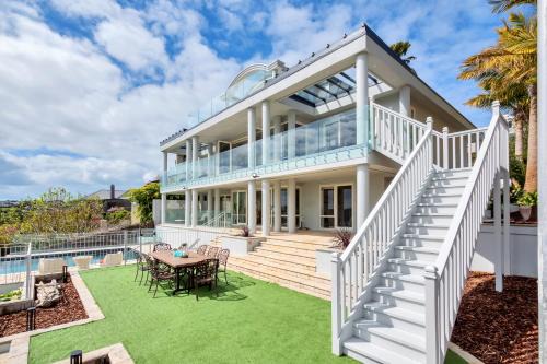 Orakei Villa | Orakei Grandeur Mansion with Sea Views & Pool