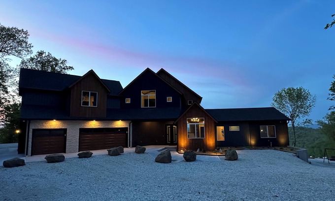 Jasper House | Oslo Mountainside Retreat + Hot Tub + Arcade + Million Dollar View Sleeps 24