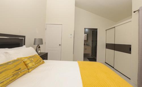 Discovery Bay House | Osmax Oasis One Bedroom with Kitchen and living room