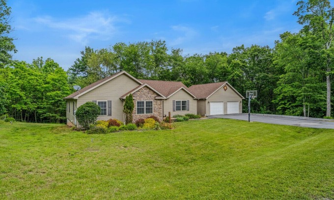 Berkeley Springs House | Otter Manor - Wifi|Fire Pit| Gameroom|Grill|Private Trail