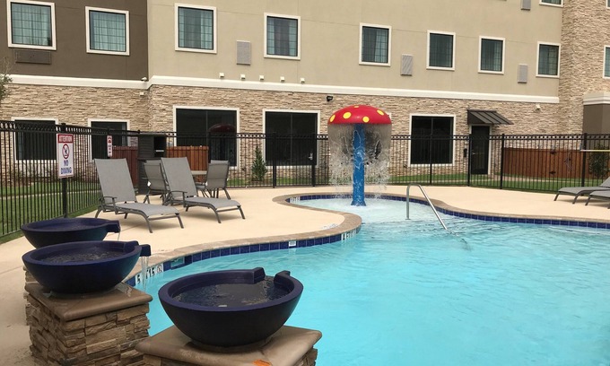 The Colony Condo | Outdoor Pool + Free Wi-Fi, Free Breakfast | Fully Equipped Studio