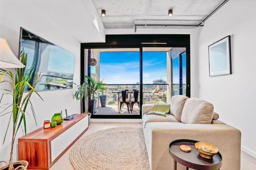 Footscray Apartment | Ovation - New Footscray Apt w parking & pool