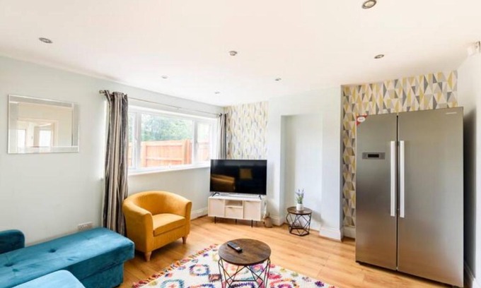 Northfield Apartment | Overbury Lodge, Birmingham with FREE Parking