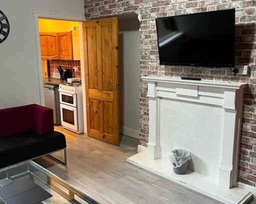 Newcastle-upon-Tyne Apartment | Ovington Grove 2 fully equipped kitchen free parking 3 bedrooms Netflix