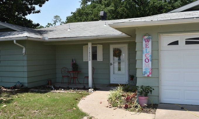 Checotah House | OWL LITTLE LAKE NEST A Great Water Front Lake Home