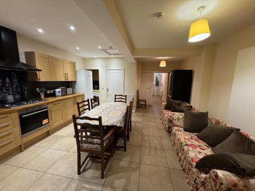 Headington House | Oxford Ensuite Villa Park View Free Parking Central Headington for 8