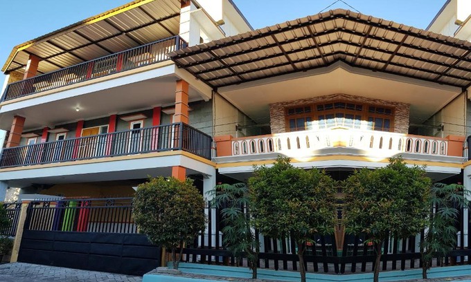 Dinoyo Hotel | OYO 3827 Simpang Neptunus 1 Syariah