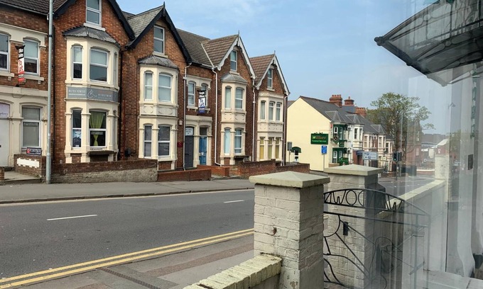 Swindon Hotel | OYO Swandown Hotel