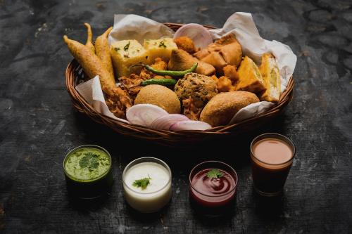 Malviya Nagar Hotel | OYO Welcome Max Residency Near Dlf Avenue Saket
