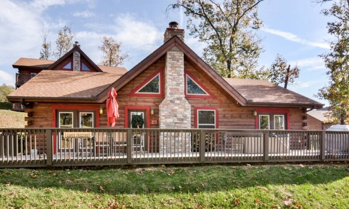 Branson Cedars Cabin | Paddle Over to Canoe Crossing | 3 Bed, 3 Bath