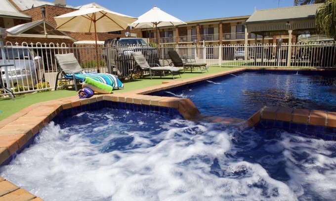 Echuca Hotel | Paddlewheel Motel