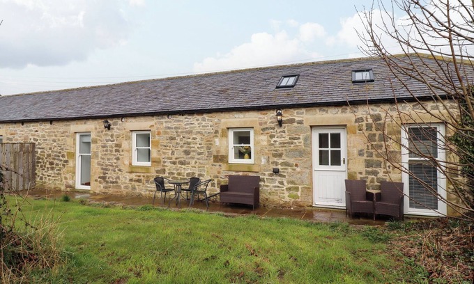 South Charlton Cottage | PADDY'S MOUNT COTTAGE, pet friendly, with a garden in Embleton