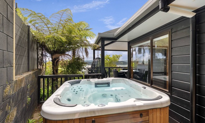 Paihia House | Paihia Bay Views, 4 bedroom with Spa Pool