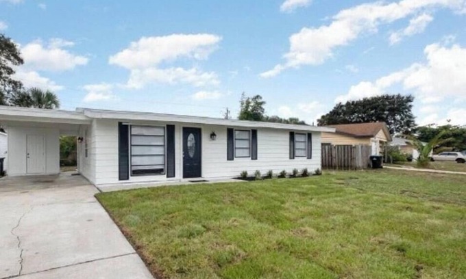 Interchange Square House | Palm Bay Coastal Chef House 3B 2Bth 10min to Beach
