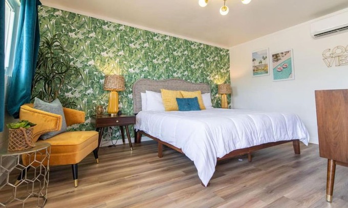 Trenton Hotel | Palm Springs Room At The Groovy Nomad Motel