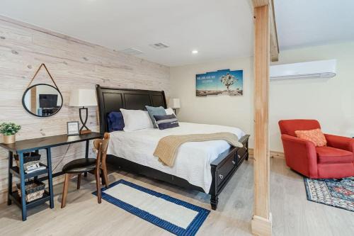 Lakeland House | Palm Studio Apartment near Lake Hollingworth