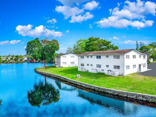 Survey Creek Apartment | Palm Wave Stays - Designer's Stay - Sleeps 10